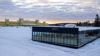 Tuurin Kyläkaupan uusi MuotiOutlet-myymälä sijaitsee Keskisen Kyläkaupan keltaista julkisivua vastapäätä.